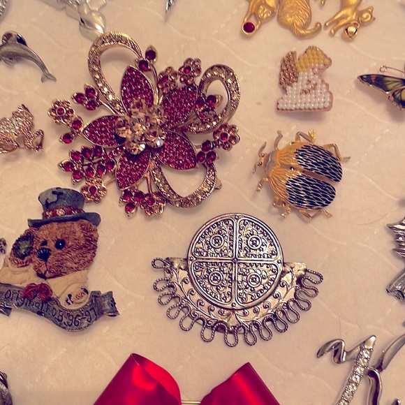 38 various Brooches and pins. Mostly metal. #20 - Picture 6 of 12